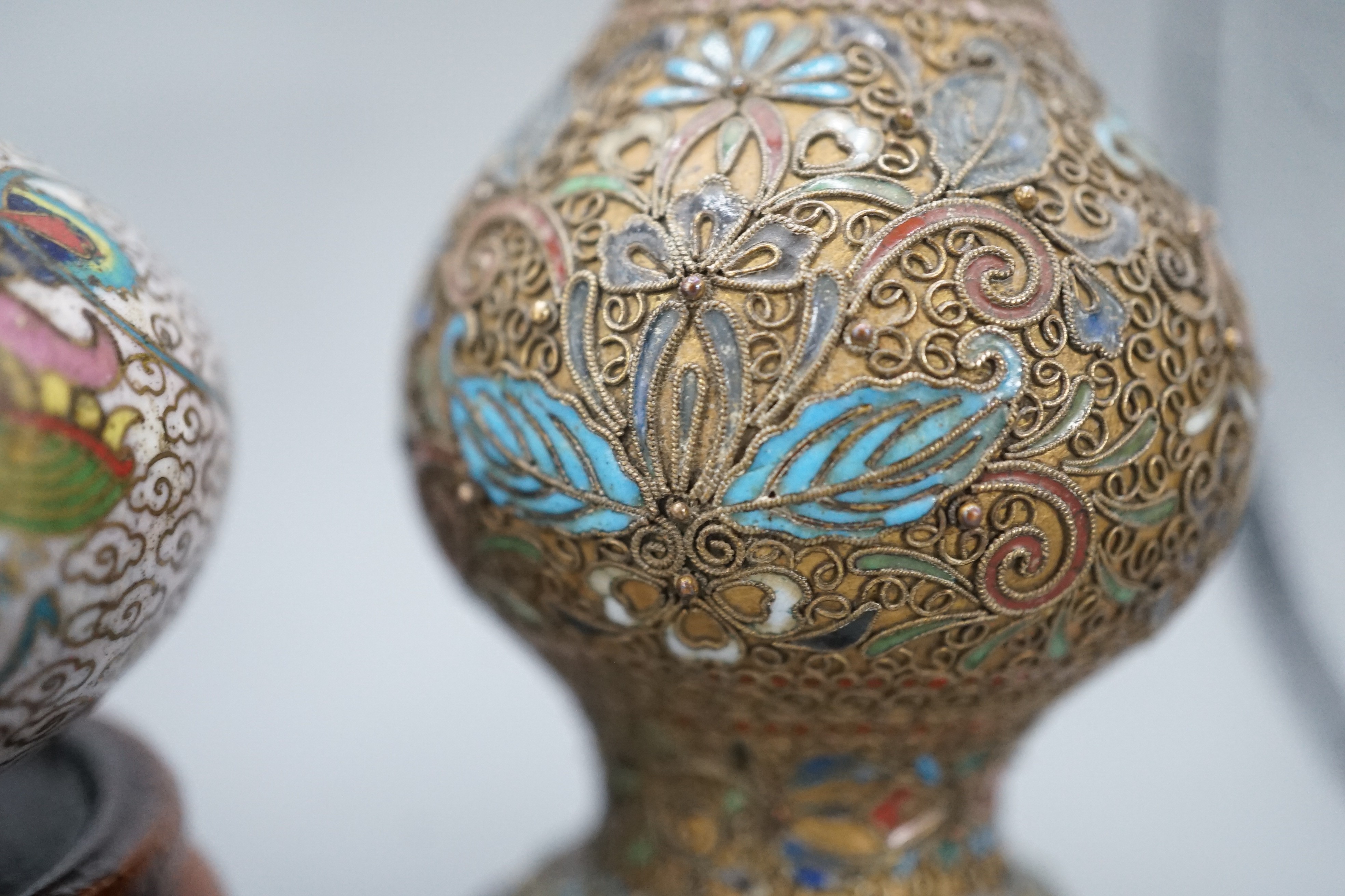 A Chinese cloisonne enamel ‘dragon’ bottle vase, early 20th century and a pair of Japanese cloisonne enamel vases with wood stands 10.5cm